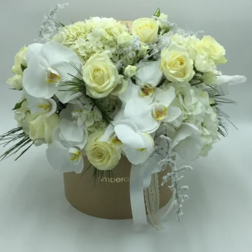Flower box bianco con rose e orchidee